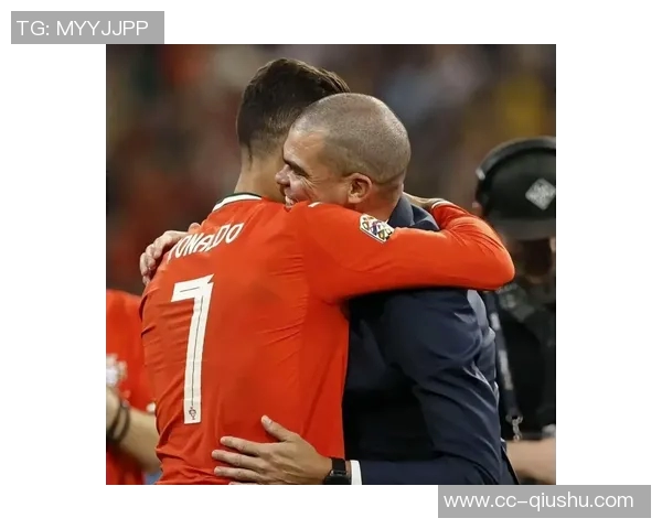 佩佩回忆初见C罗时光：17岁少年训练后啃苹果健身的故事